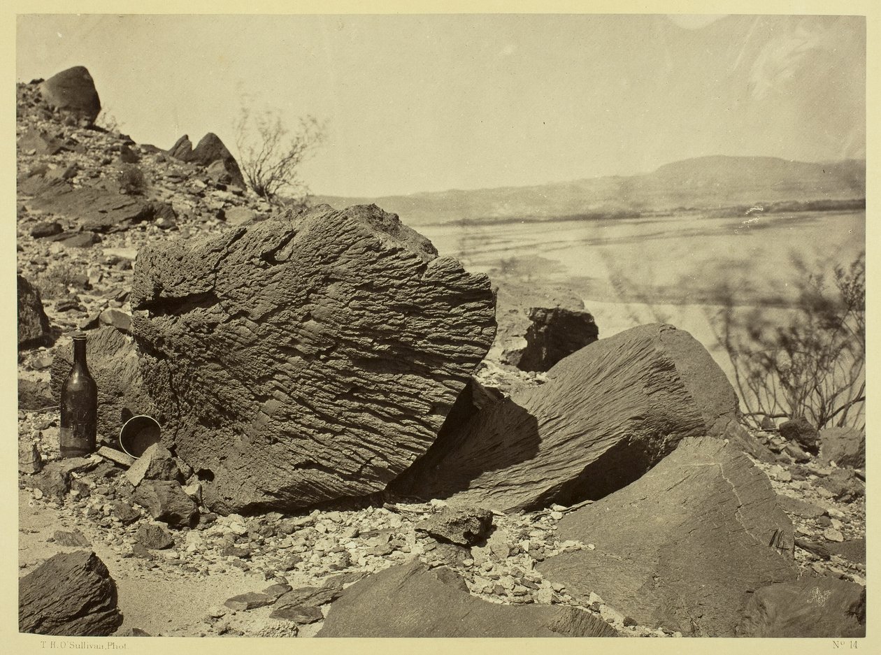 Roccia scolpita dalla deriva della sabbia, sotto la Roccia della Fortificazione, Arizona da Timothy O