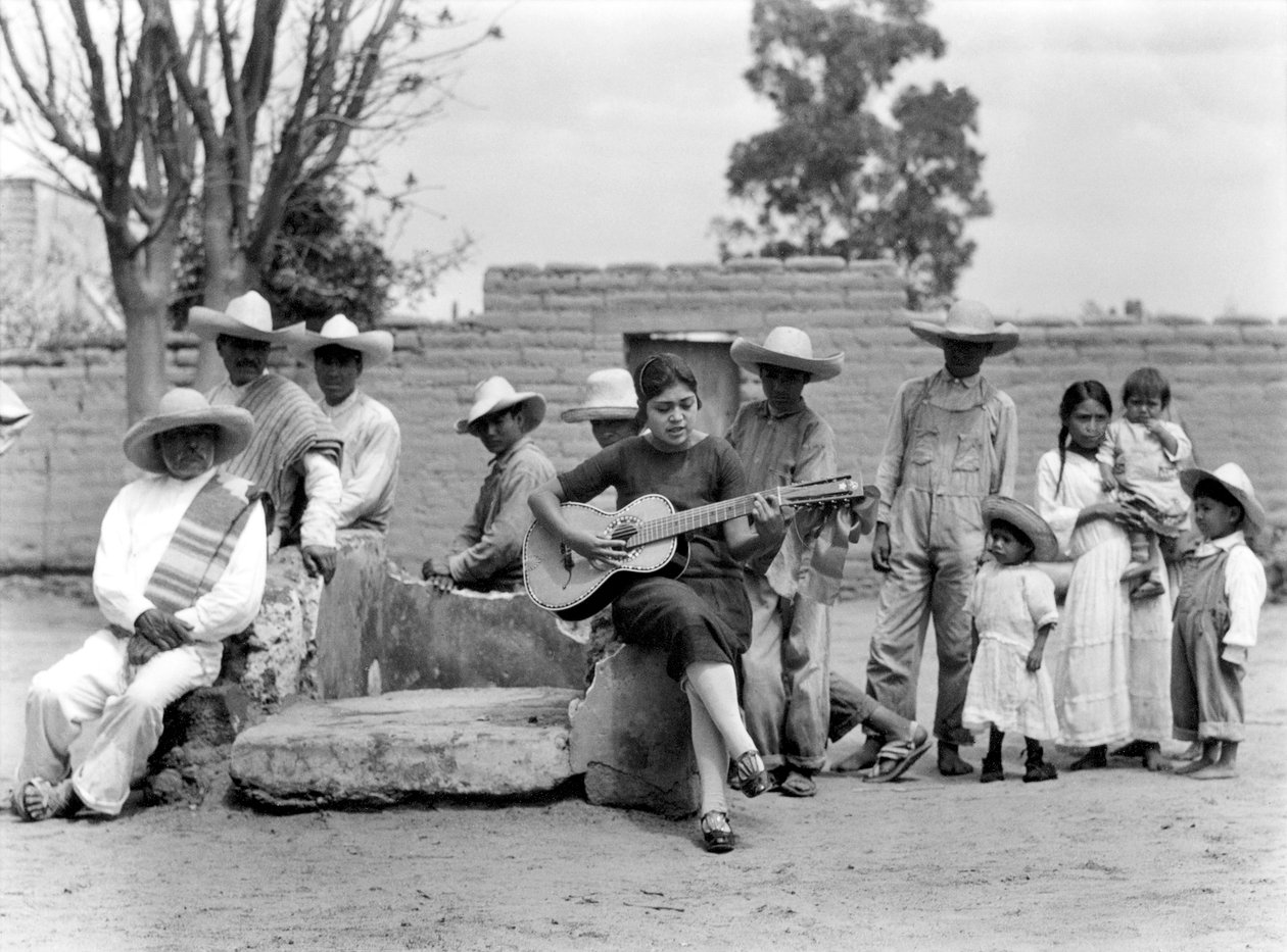 Concha Michel con Campesinos, Messico, c.1927 da Tina Modotti
