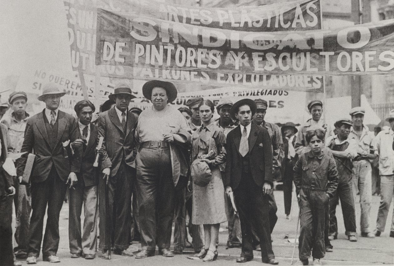 Diego Rivera e Frida Kahlo alla Parata del Primo Maggio, Città del Messico, 1 maggio 1929 da Tina Modotti