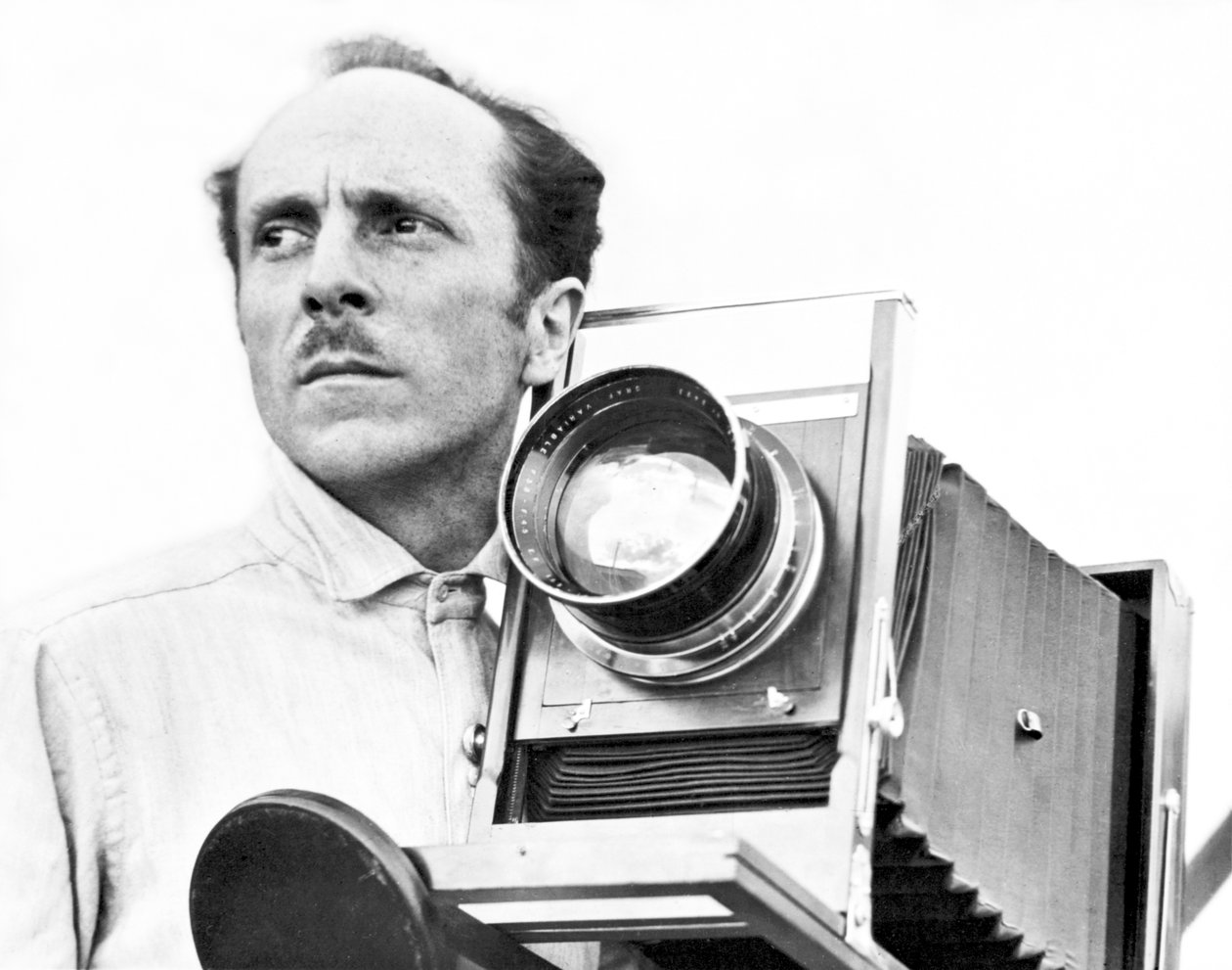 Edward Weston con la sua fotocamera Seneca View, Messico, 1924 da Tina Modotti