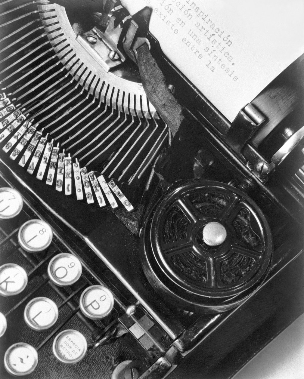 La Tecnica - la macchina da scrivere di Julio Antonio Mella, Città del Messico, 1928 da Tina Modotti