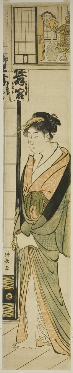 Cortigiana in piedi sotto una mensola per talismani da Torii Kiyonaga