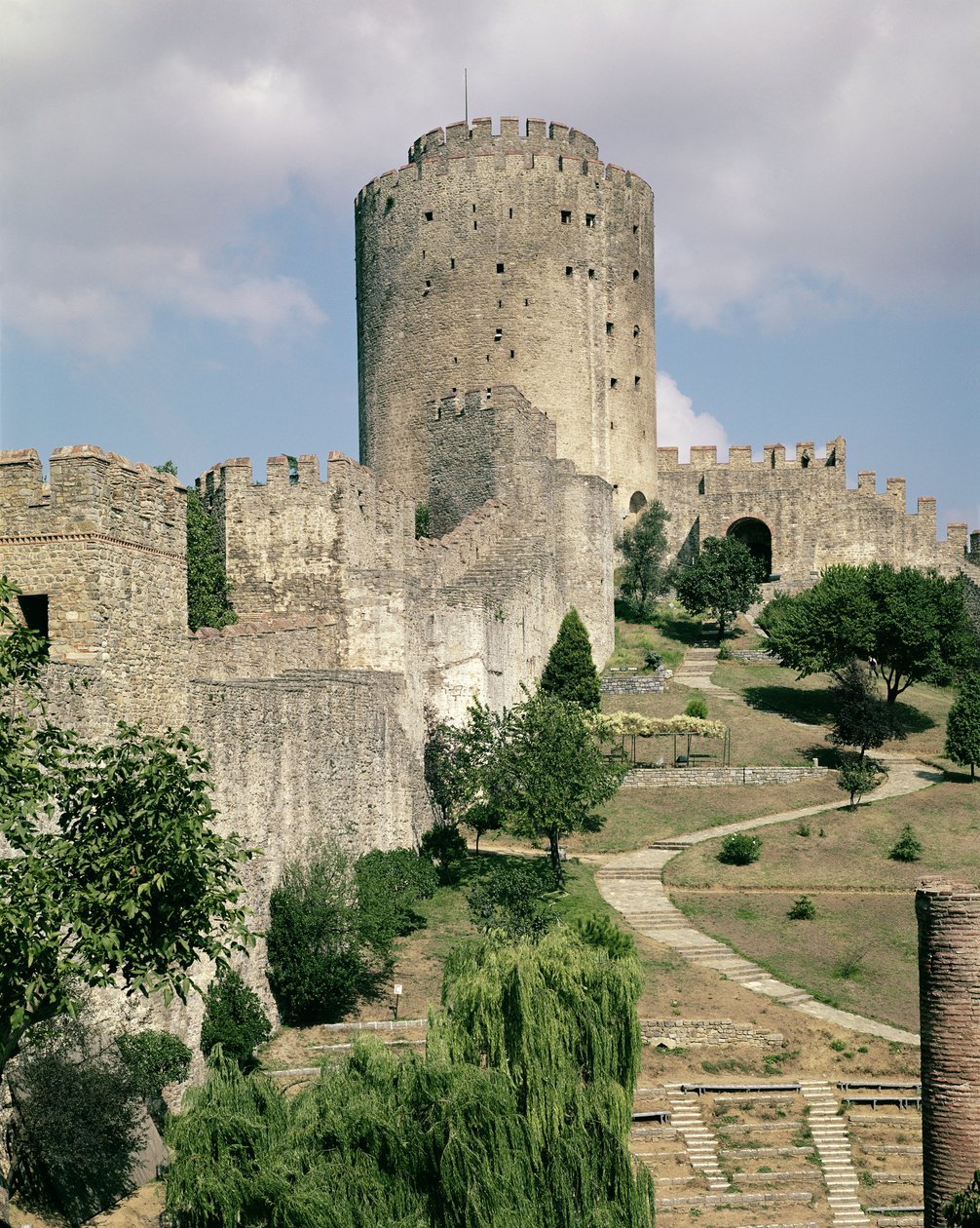 Veduta della fortezza, iniziata nel 1452 da Turkish School