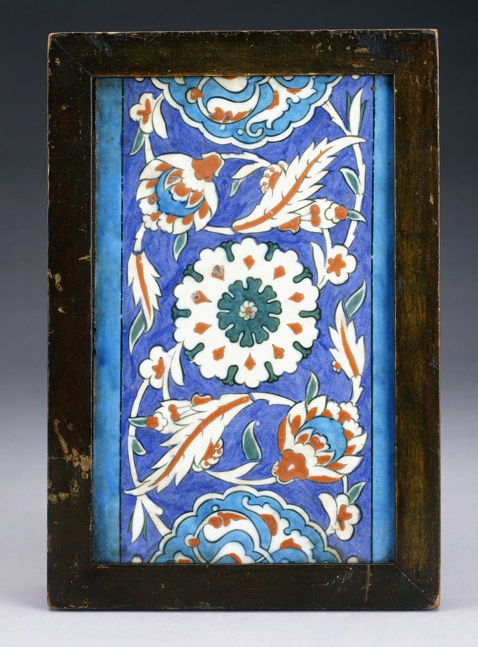 Una piastrella di bordo di Iznik, con un fiore centrale tra palmette e vite fogliosa, c.1570 da Turkish School