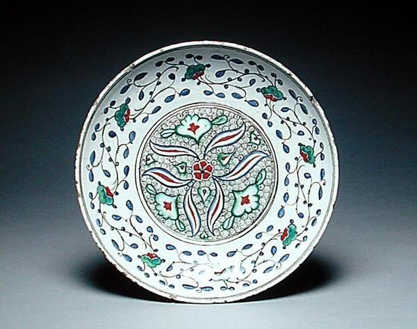 Piatto decorato con fiori stilizzati, Isnik, fine XVI secolo da Turkish School