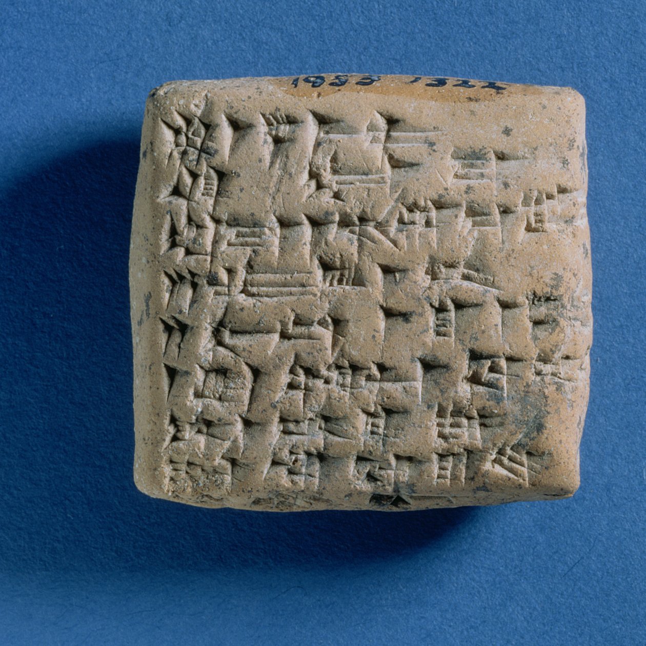 Tavoletta incisa con una lettera da Tirirsama al re Niqmepa, da Atshana, XIV secolo a.C. da Turkish School