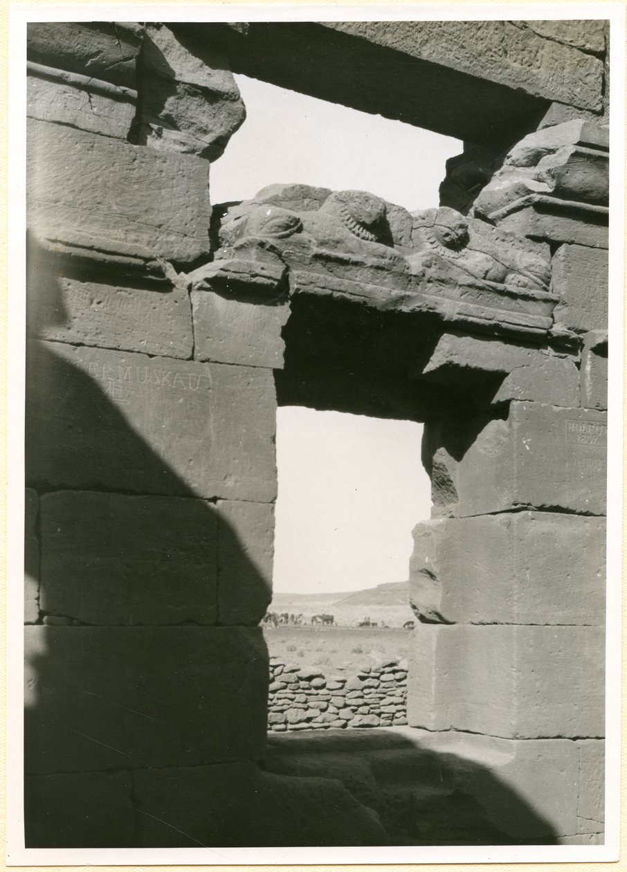 Architrave di un tempio, Naqa, Sudan, fotografia di Ugo Monneret de Villard da Ugo Monneret de Villard
