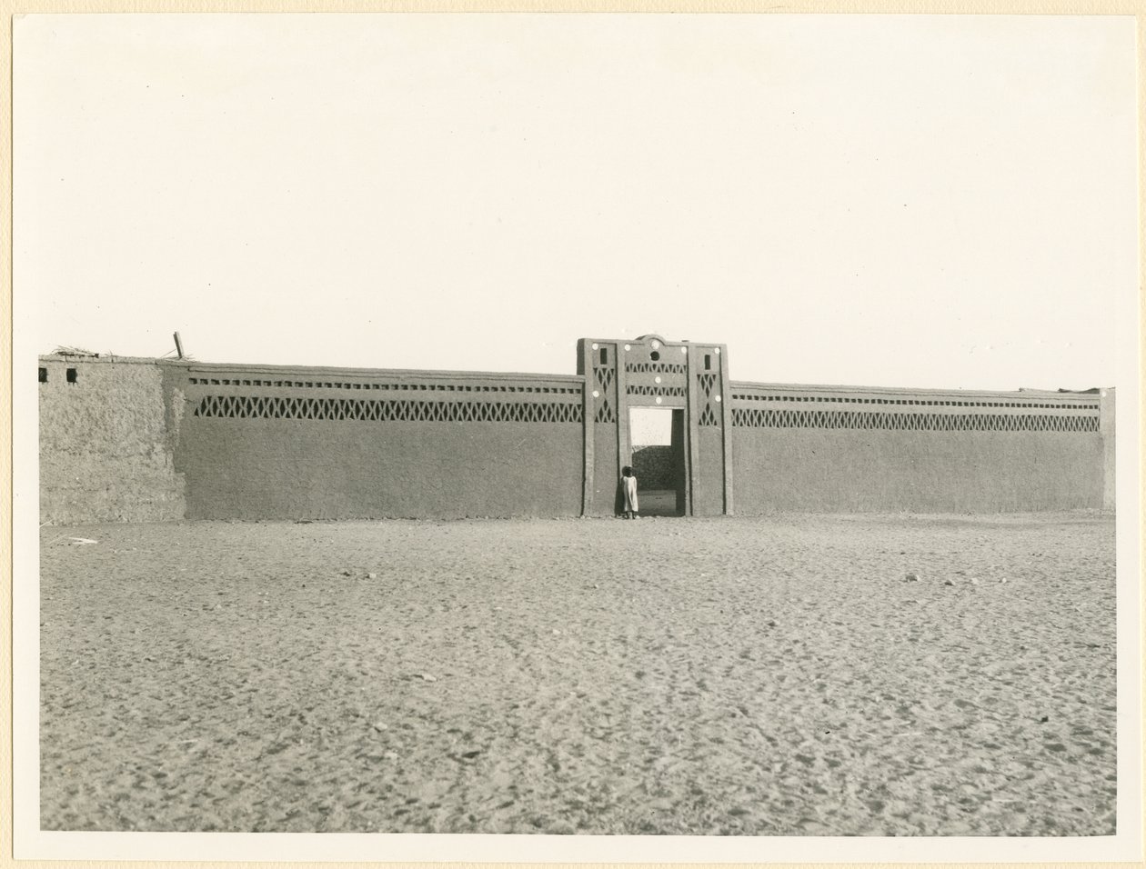 Muro di mattoni, Allaqi, Egitto, fotografia di Ugo Monneret de Villard, 1925 ca. da Ugo Monneret de Villard