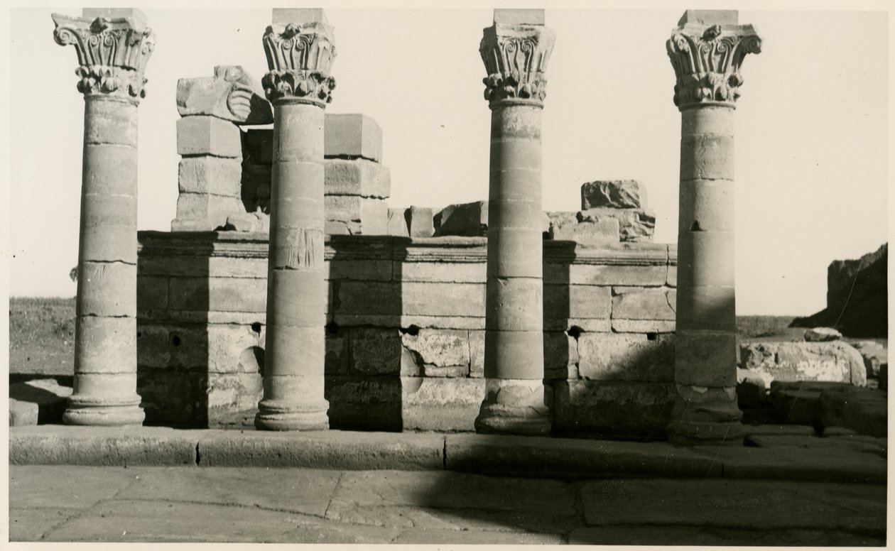 Colonnato del ninfeo romano, Dendera, Egitto, fotografia di Ugo Monneret de Villard da Ugo Monneret de Villard