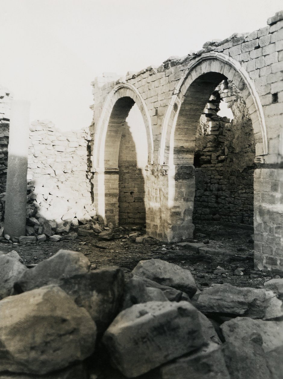 Colonna e archi, interno della basilica cristiana dedicata alla Vergine Maria, Qasr Ibrim, Egitto, fotografia di Ugo Monneret de Villard da Ugo Monneret de Villard