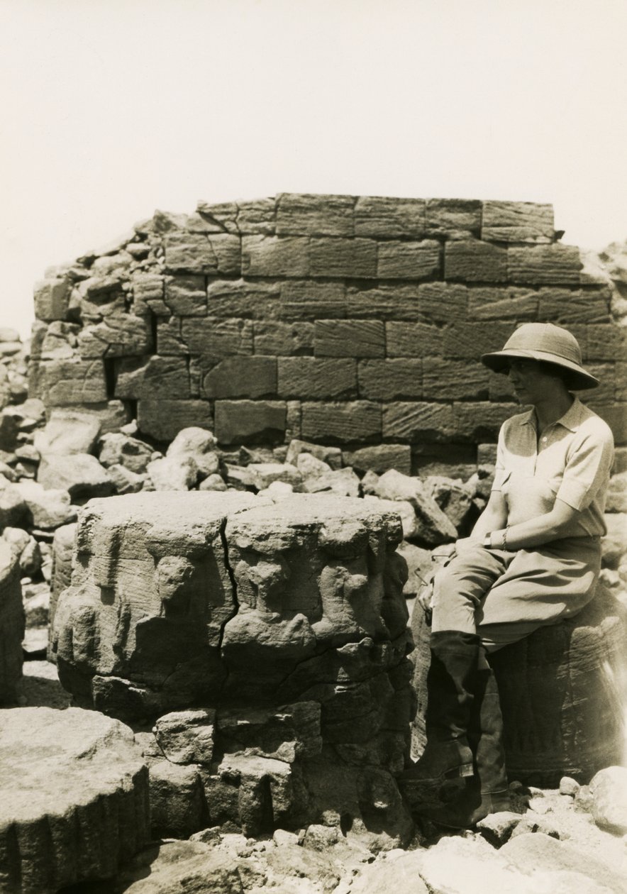 Base della colonna decorata con figure divine, Grande Recinto, Musawwarat es Sufra, Sudan, fotografia di Ugo Monneret de Villard da Ugo Monneret de Villard