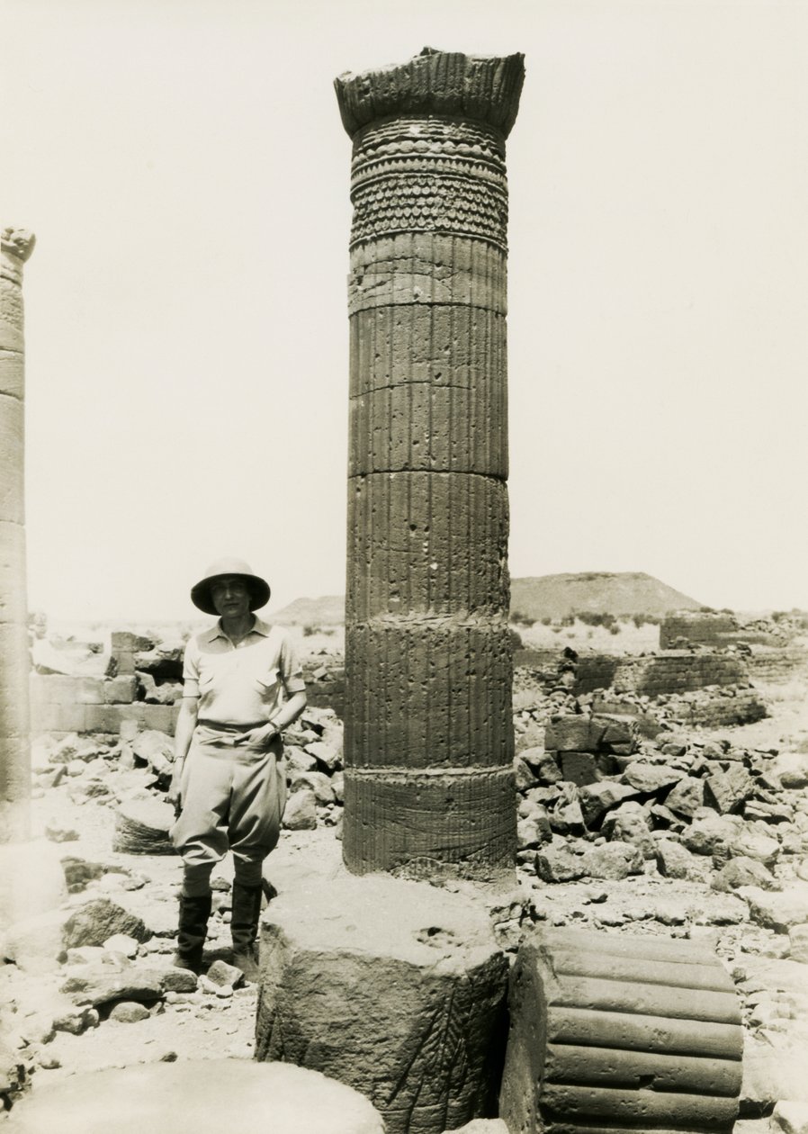 Colonna con rilievi decorativi, rovine del tempio nel Grande Recinto, Musawwarat es Sufra, Sudan, fotografia di Ugo Monneret de Villard da Ugo Monneret de Villard