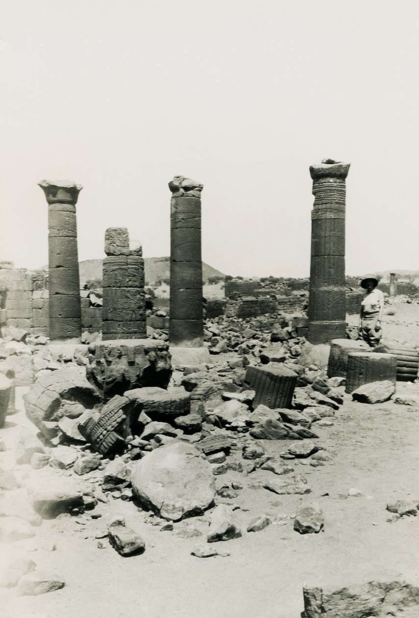 Colonne e rovine del tempio nel Grande Recinto, Musawwarat es Sufra, Sudan, fotografia di Ugo Monneret de Villard da Ugo Monneret de Villard