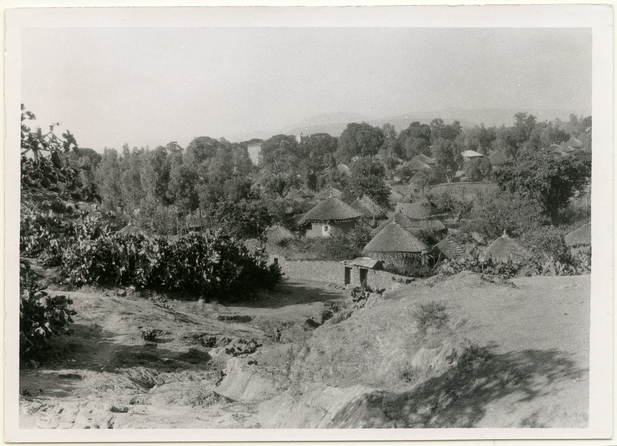 Villaggio etiope con case circolari dal tetto di paglia, Axum, Etiopia, fotografia di Ugo Monneret de Villard da Ugo Monneret de Villard