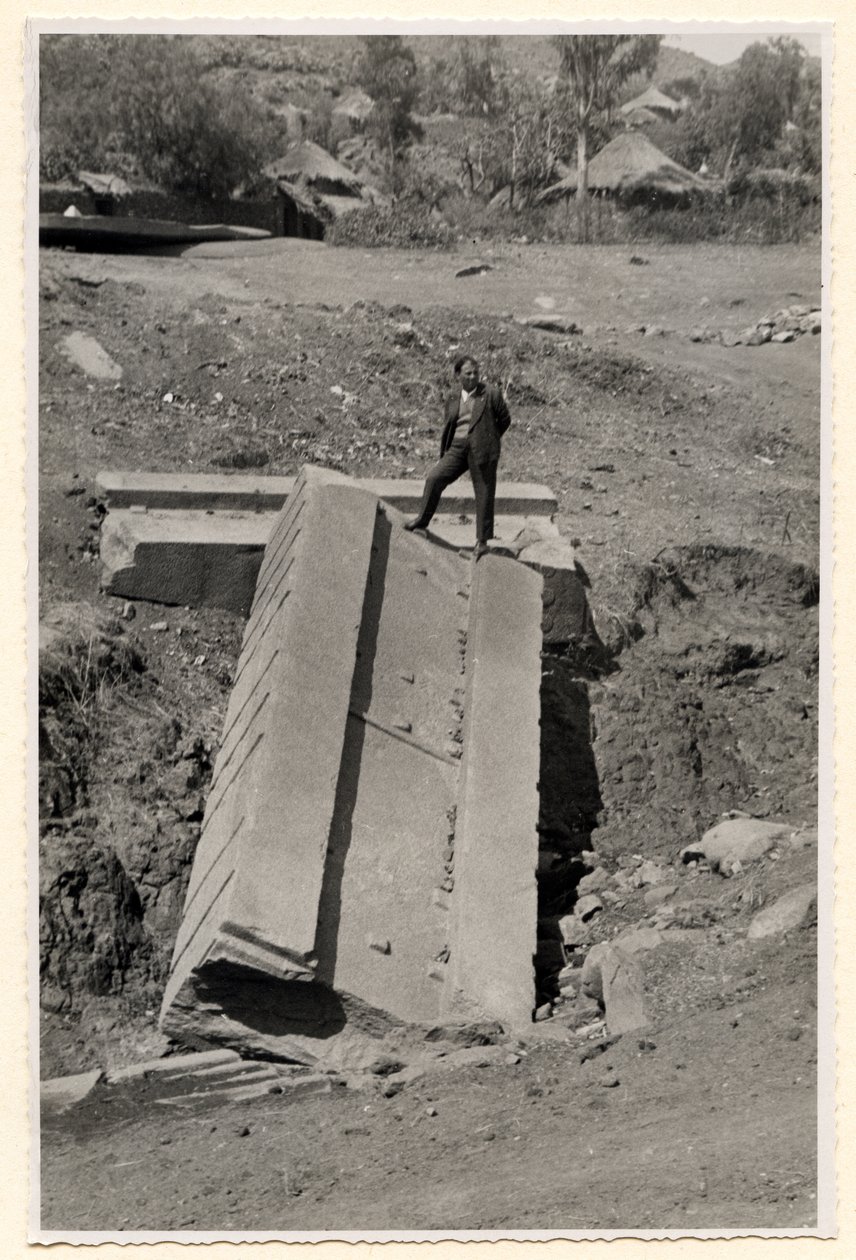 Frammento di stele, Axum, Etiopia, fotografia di Ugo Monneret de Villard da Ugo Monneret de Villard