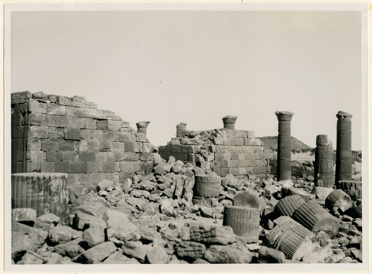 Grande recinto, vista delle mura e delle colonne del Grande Tempio, Musawwarat es Sufra, Sudan, fotografia di Ugo Monneret de Villard da Ugo Monneret de Villard