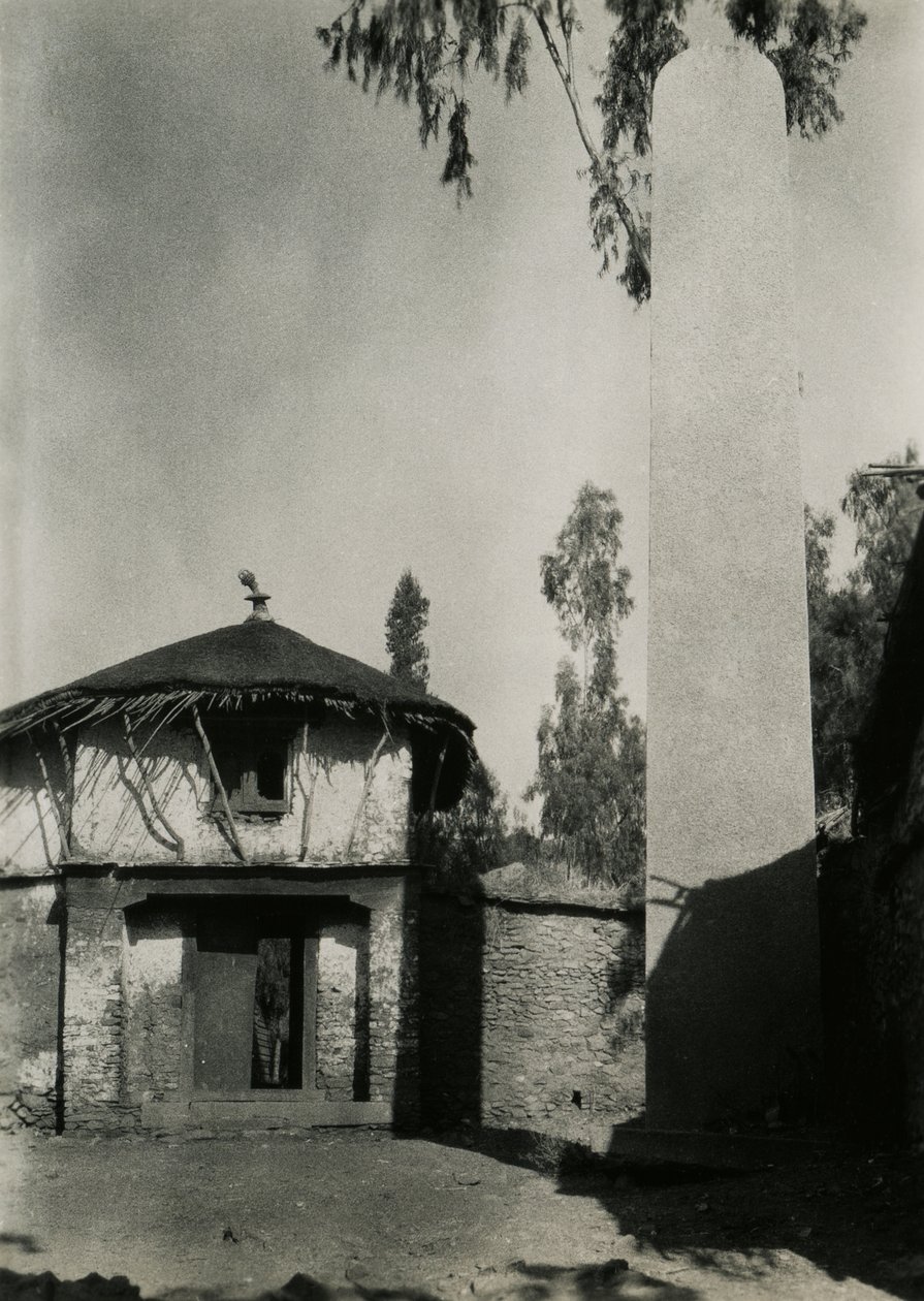 Casa accanto alla stele, Axum, Etiopia, fotografia di Ugo Monneret de Villard da Ugo Monneret de Villard
