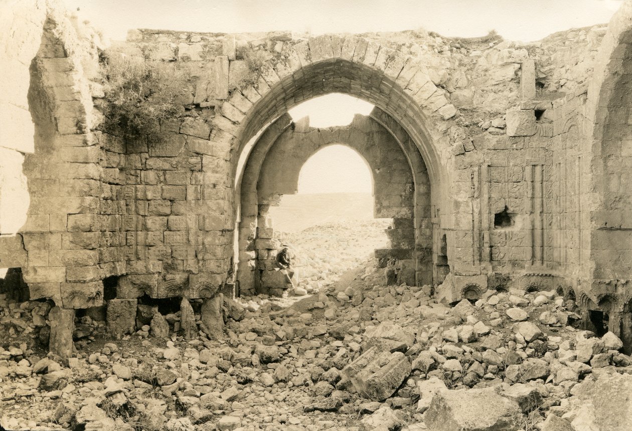 Interno della Basilica bizantina, Amman, Giordania, fotografia di Ugo Monneret de Villard, 1920 ca. da Ugo Monneret de Villard