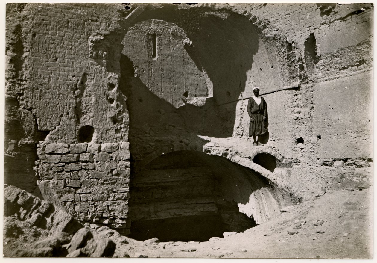 Grande torrione (qasr) di un monastero, Assuan, Egitto, fotografia di Ugo Monneret de Villard da Ugo Monneret de Villard