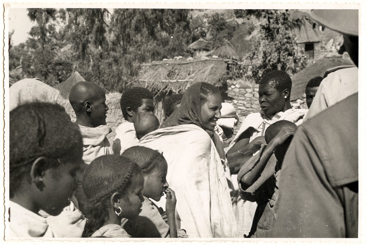 Uomini, donne e bambini ad Axum, Etiopia, fotografia di Ugo Monneret de Villard da Ugo Monneret de Villard