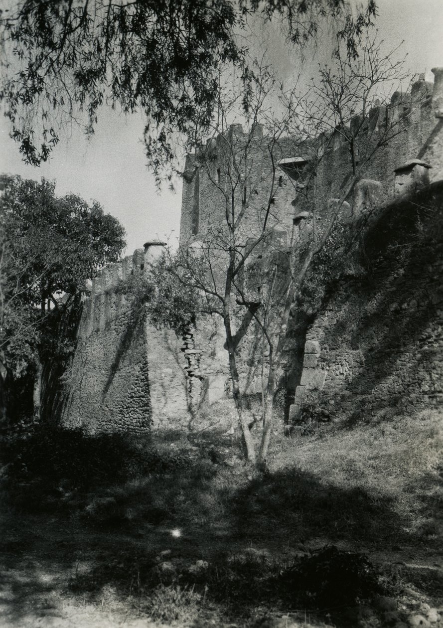 Parete esterna della chiesa di Nostra Signora Maria di Sion, Axum, Etiopia, fotografia di Ugo Monneret de Villard da Ugo Monneret de Villard