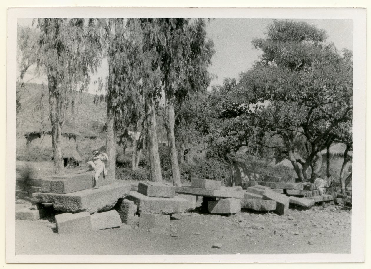 Resti di piattaforme di pietra, note anche come Troni del Re, Axum, Etiopia, fotografia di Ugo Monneret de Villard da Ugo Monneret de Villard