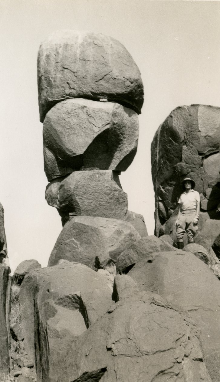 Rocce a Goz Regeb, Sudan, fotografia di Ugo Monneret de Villard, 1925 ca. da Ugo Monneret de Villard
