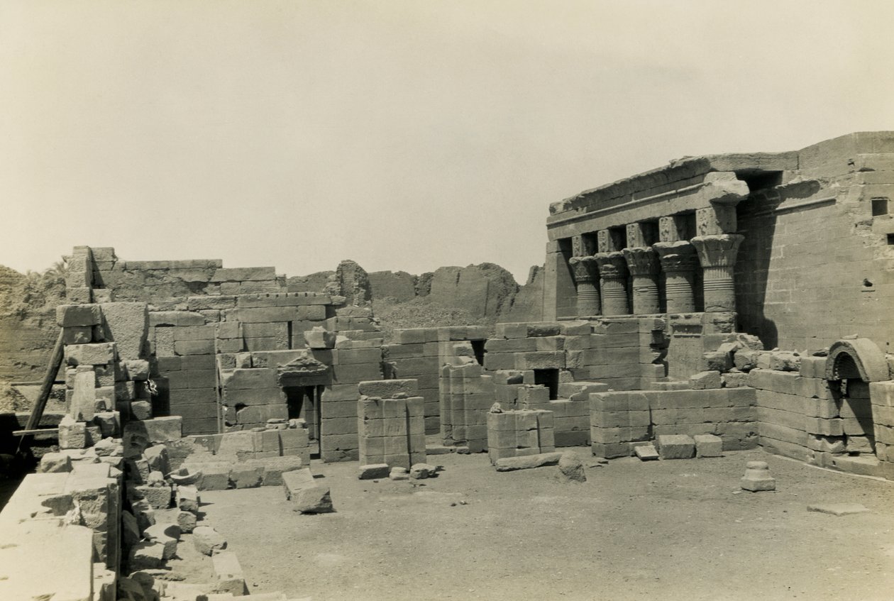 Rovine di una chiesa copta vicino al tempio di Hathor, Dendera, Egitto, fotografia di Ugo Monneret de Villard da Ugo Monneret de Villard