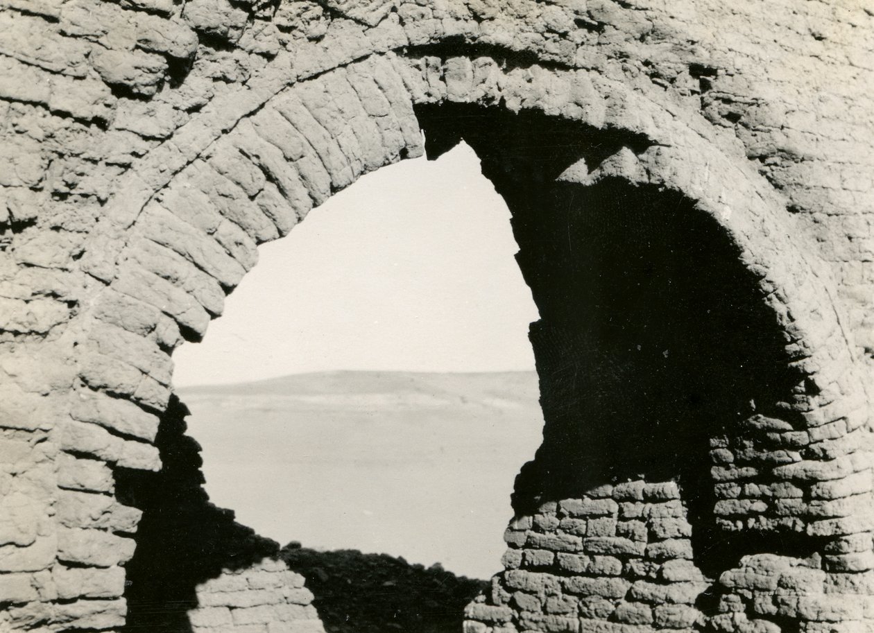 Rovine di una chiesa nel deserto, particolare del pennacchio della cupola, Adindan, Egitto, fotografia di Ugo Monneret de Villard da Ugo Monneret de Villard