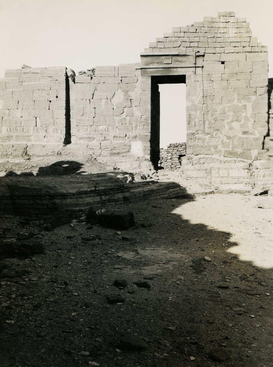 Rovine di un tempio, Qasr Ibrim, Egitto, fotografia di Ugo Monneret de Villard da Ugo Monneret de Villard