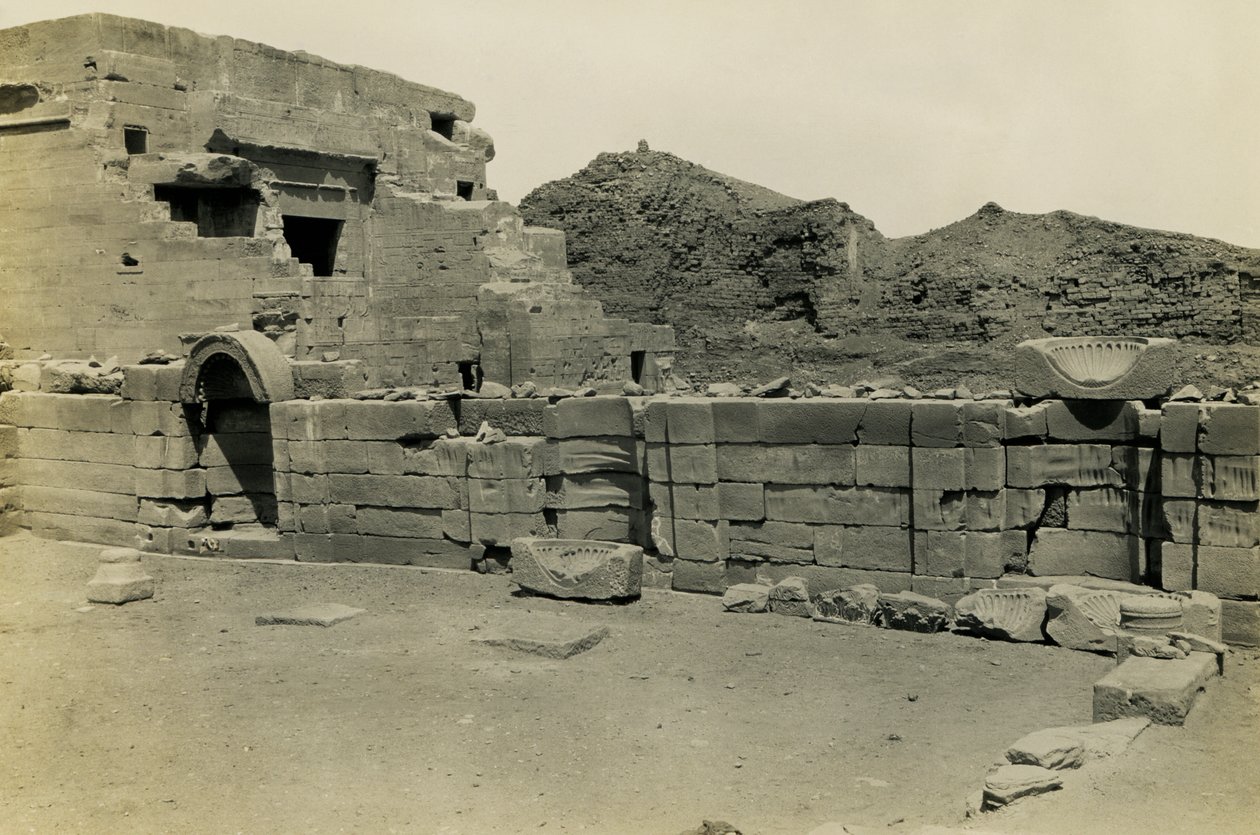 Rovine della chiesa copta vicino al tempio di Hathor, Dendera, Egitto, fotografia di Ugo Monneret de Villard da Ugo Monneret de Villard