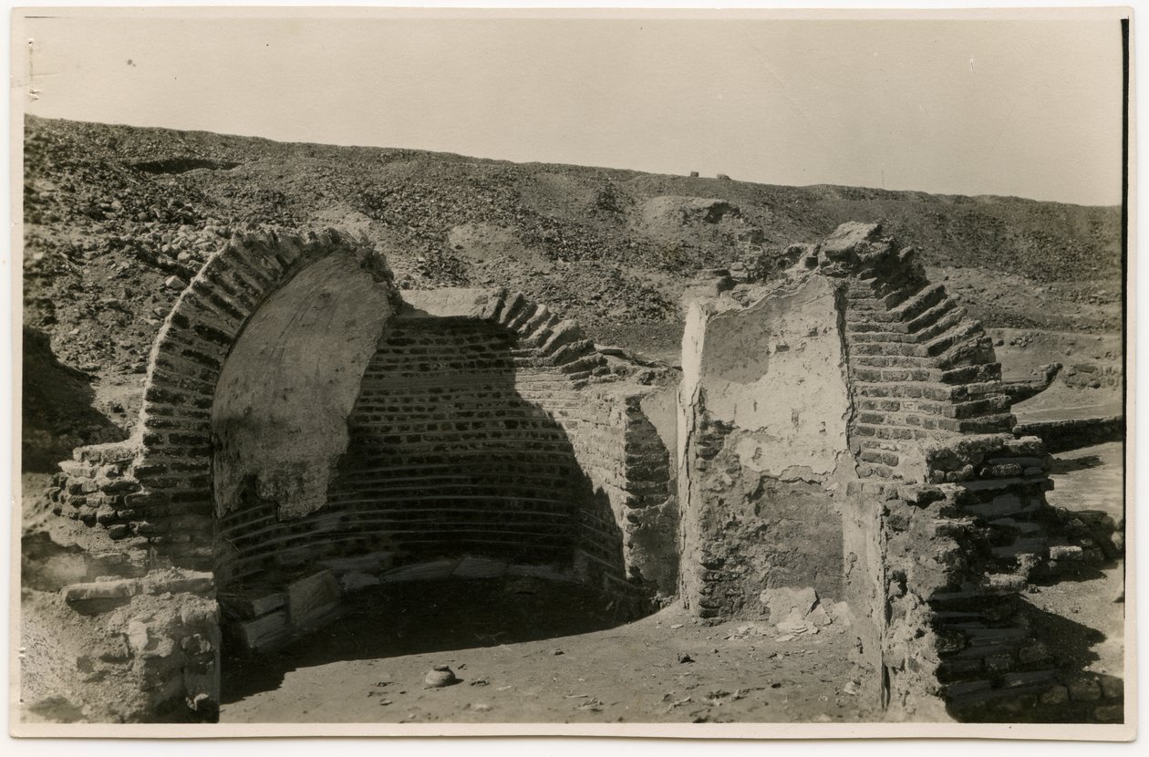 Edificio trilobato, al-Fustat, Egitto, fotografia di Ugo Monneret de Villard da Ugo Monneret de Villard