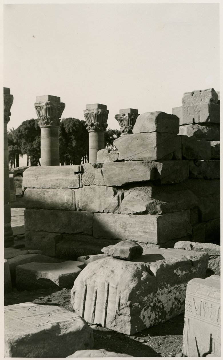 Veduta del ninfeo romano, Dendera, Egitto, fotografia di Ugo Monneret de Villard da Ugo Monneret de Villard