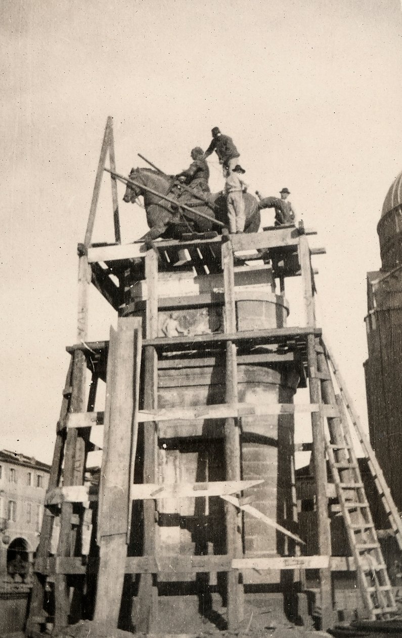 Il monumento equestre "Gattamelata" in restauro a Padova durante la Prima Guerra Mondiale da Ugo Ojetti