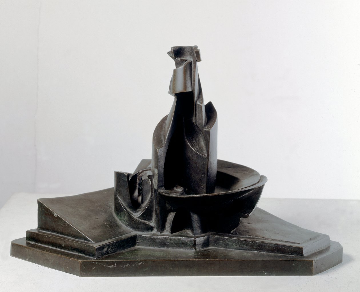 Sviluppo di una bottiglia nello spazio (Linee e forza di una bottiglia) Scultura in bronzo di Umberto Boccioni (1882-1916) 1912 Dim: 38.1 cm Milano, Museo del Novecento da Umberto Boccioni