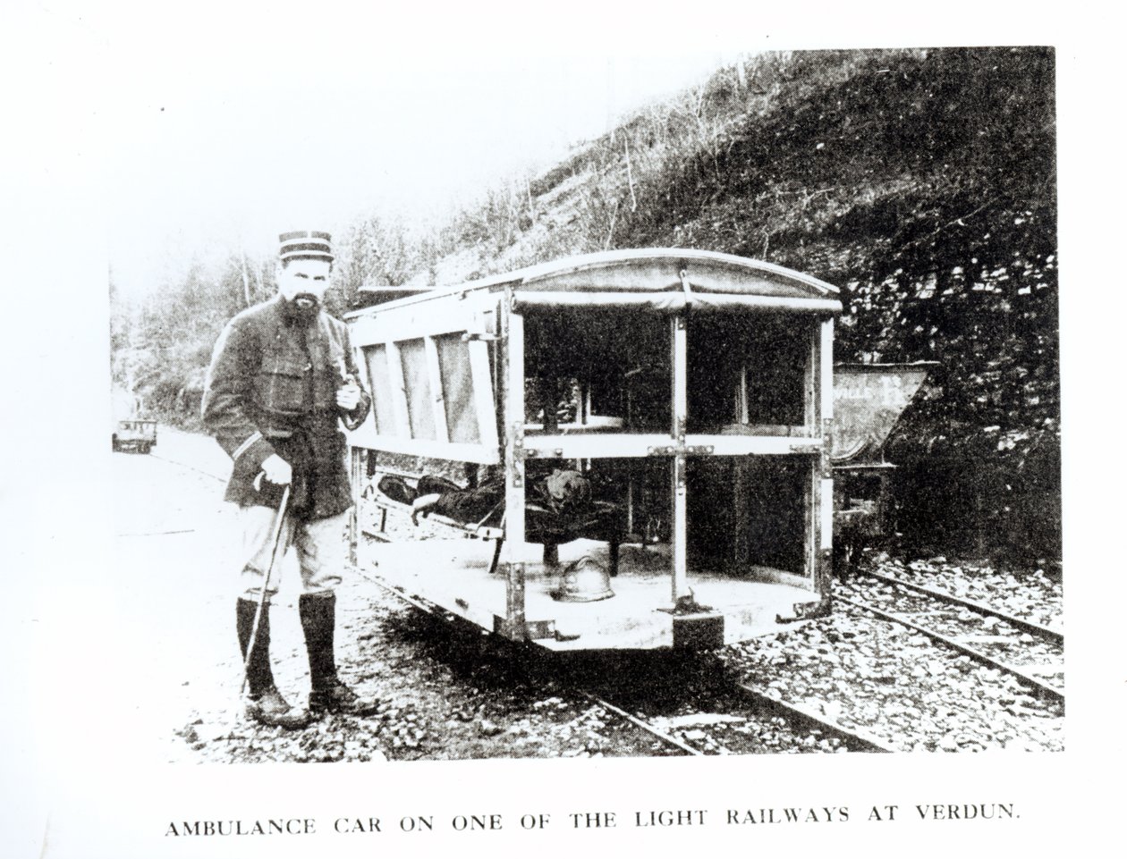 Autoambulanza su una delle ferrovie leggere a Verdun, c.1916 da Unbekannt Unbekannt