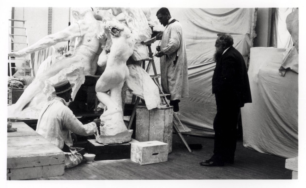 Auguste Rodin nel suo studio di Parigi osserva la costruzione di una scultura, 1905 da Unbekannt Unbekannt