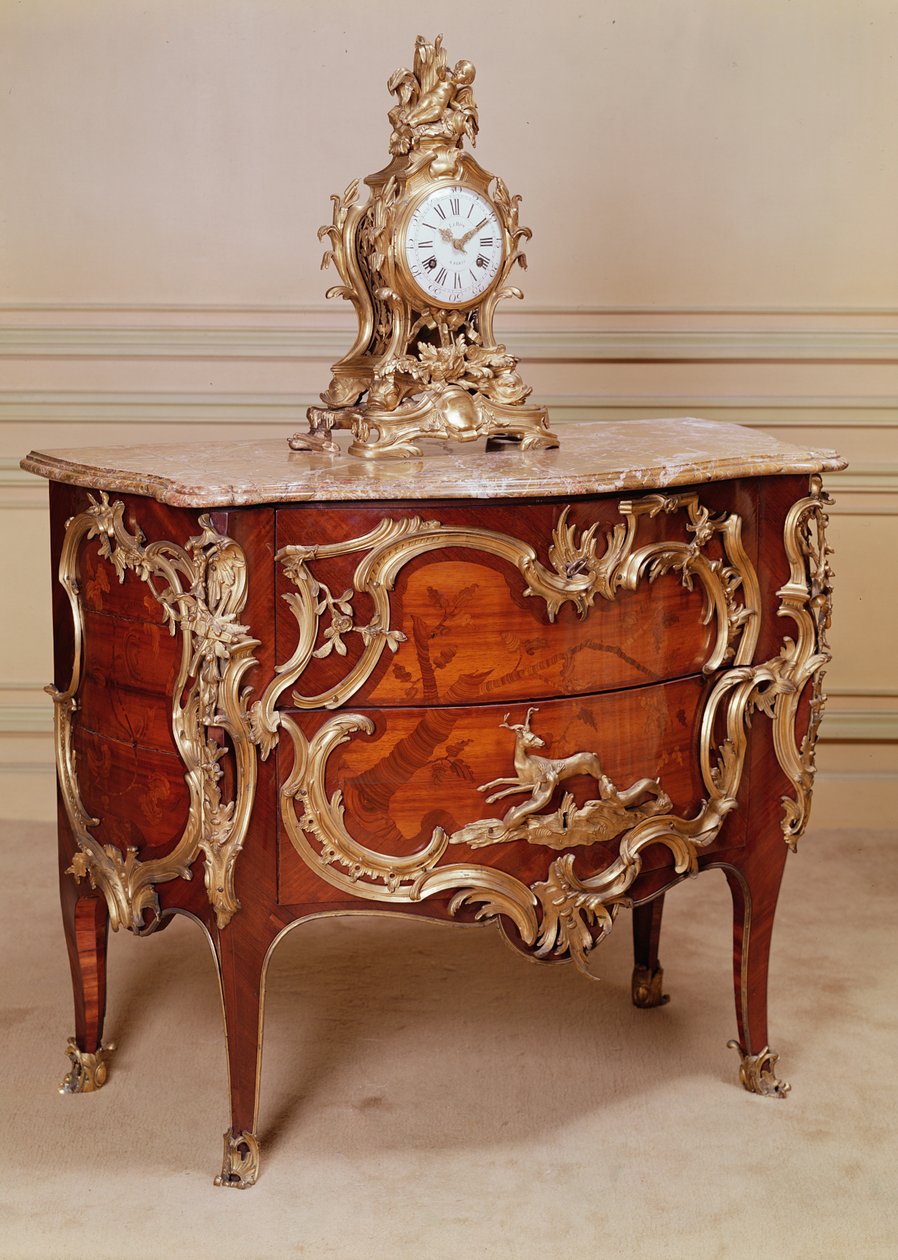 Comò intarsiato, uno di un paio, impiallacciato in legno di tulipano e legno di re, periodo Luigi XV, di Bernard van Risenburgh e orologio da mensola in ormolu, Le Roy, 1715 da Unbekannt Unbekannt