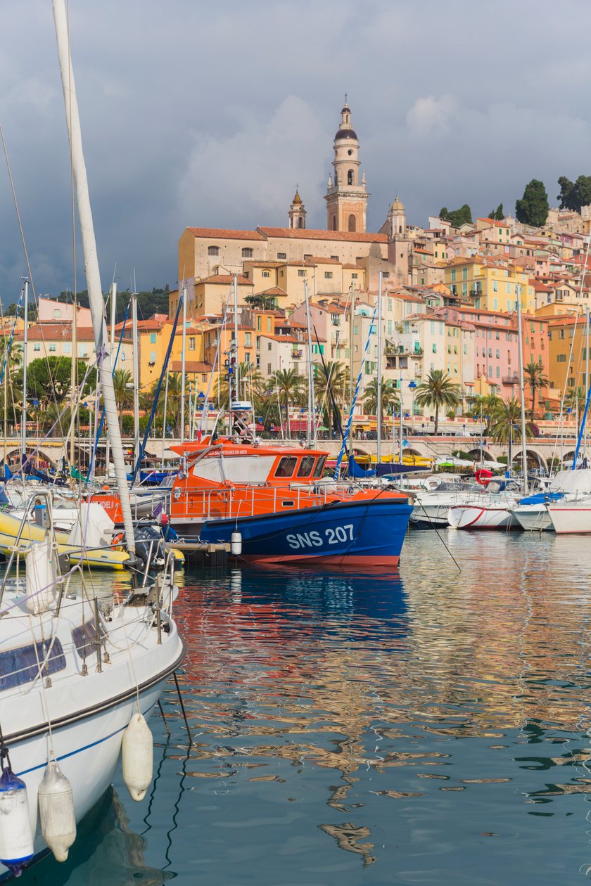 Menton, Francia. Vista sul porto verso la città. da Unbekannt Unbekannt