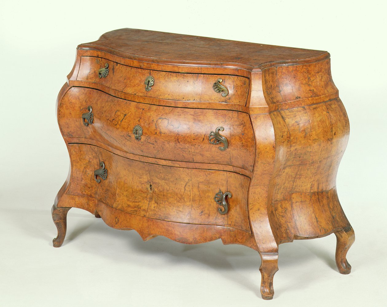 Comò in noce del Nord Italia, forma esagerata a bombe, c.1760 da Unbekannt Unbekannt