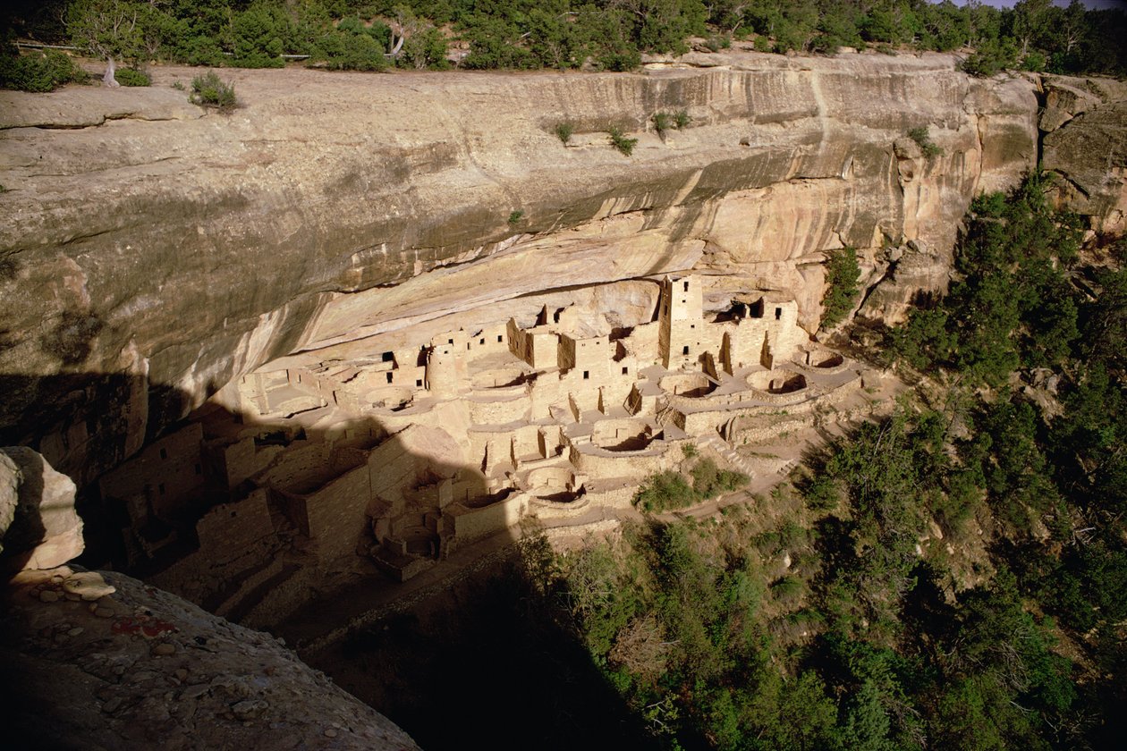 Resti delle abitazioni rupestri degli indiani Pueblo, costruite tra l