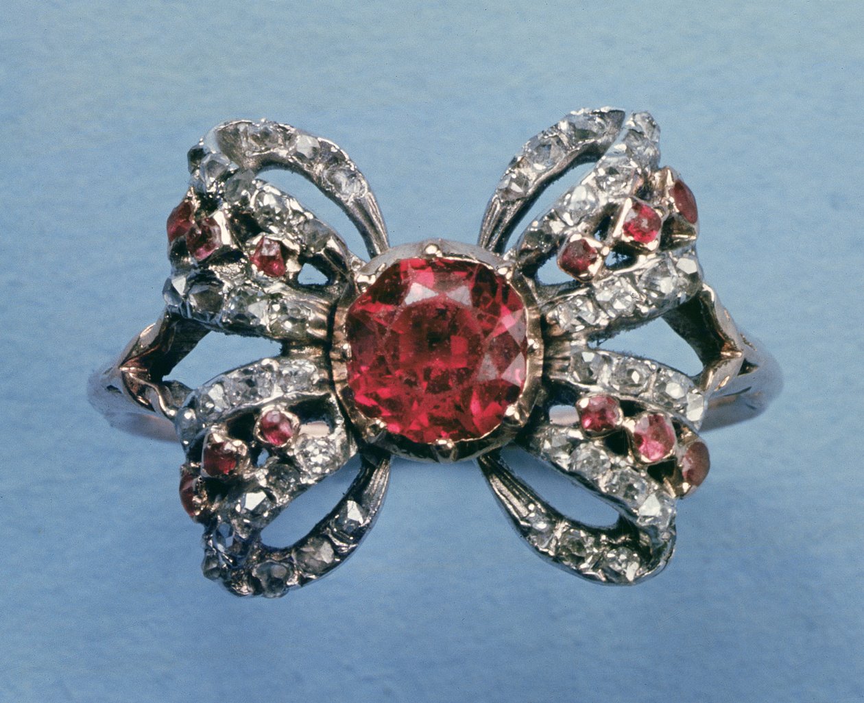Anello a forma di fiocco, c.1760 rubino e diamante da Unbekannt Unbekannt
