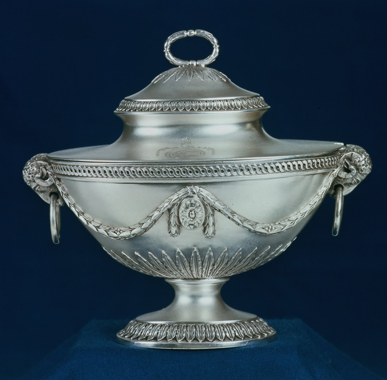 Salsiera, una di un paio, riproduzione di un design realizzato da Robert Adam un anno prima per una zuppiera, realizzata da John Carter, Londra, 1774 argento da Unbekannt Unbekannt