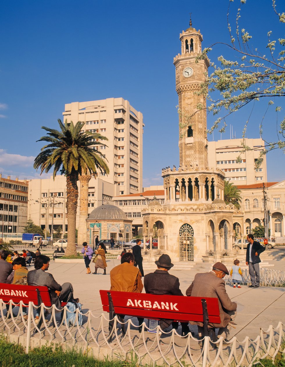 Vista di Piazza Konak con la Torre dell