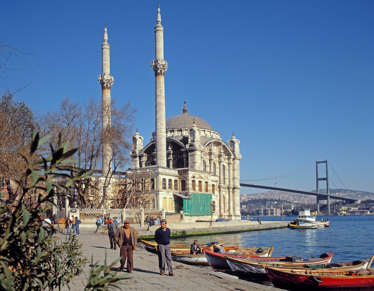Vista della Moschea di Abdulmecid a Ortakoy con il Ponte del Bosforo sullo sfondo da Unbekannt Unbekannt