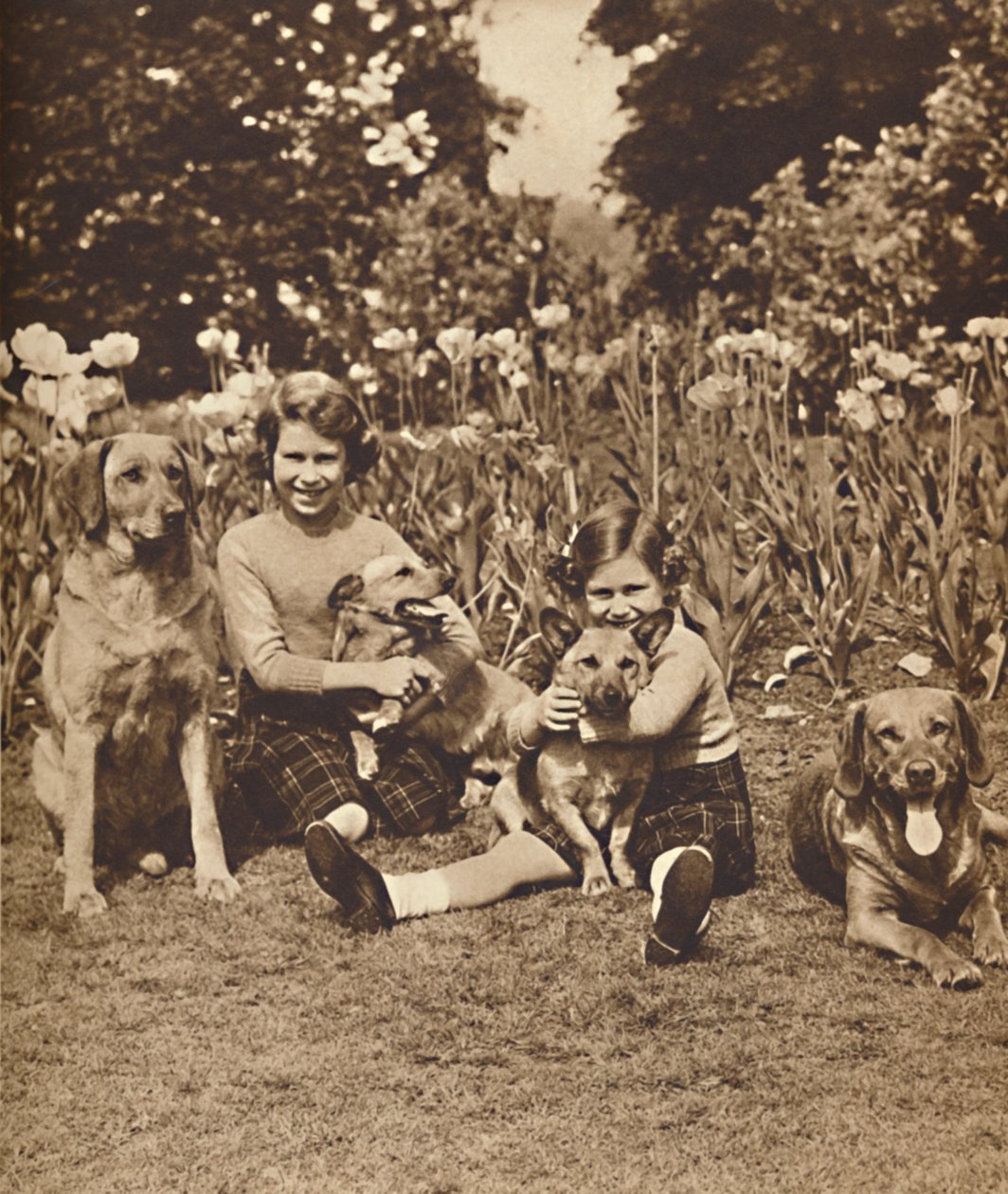 -E amici, principesse Elisabetta e Maria al Royal Lodge, Windsor, c1936 1937 da Unbekannt