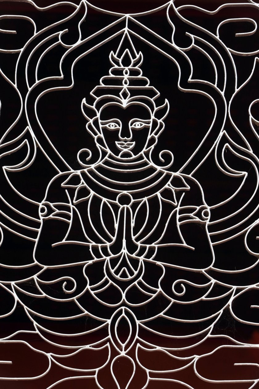 20151028, Vientiane, Laos: Tempio buddista Wat Ong Teu. Una dea decora una finestra da Unbekannt