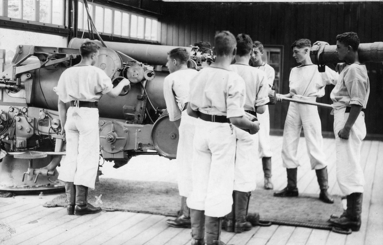 Esercitazione con cannone da 6 pollici, stabilimento di addestramento della Royal Navy, Shotley, Suffolk da Unbekannt