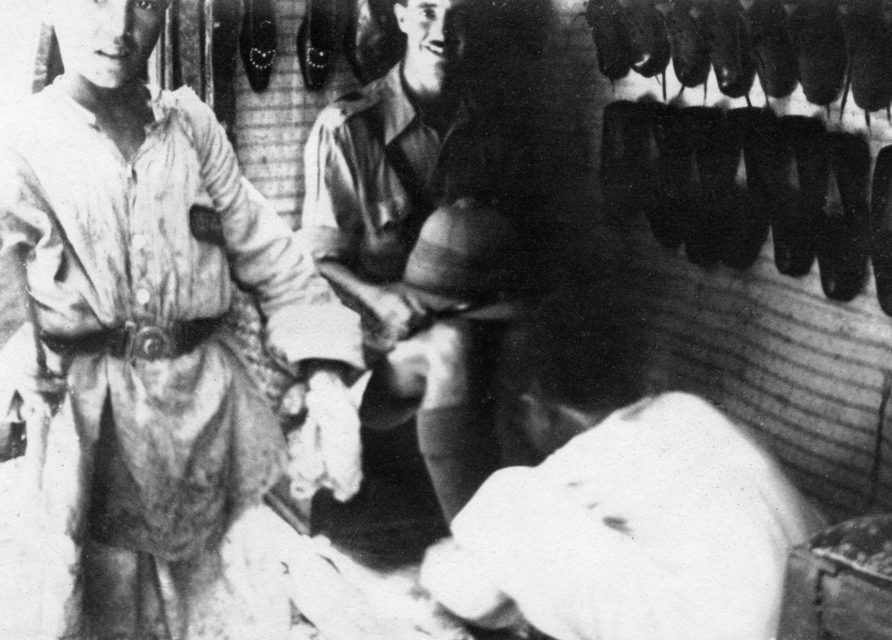 Un ufficiale britannico in un negozio di scarpe, Baghdad, Mesopotamia, Prima Guerra Mondiale da Unbekannt