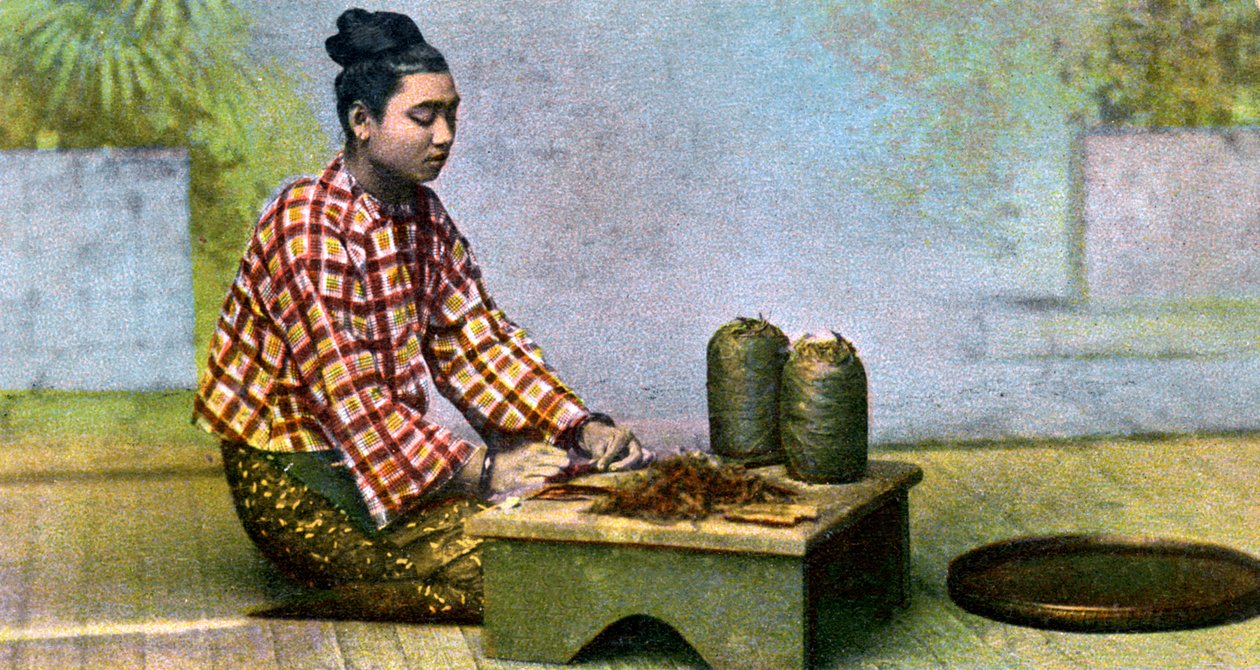 Una donna birmana che fa sigari, c1900s da Unbekannt